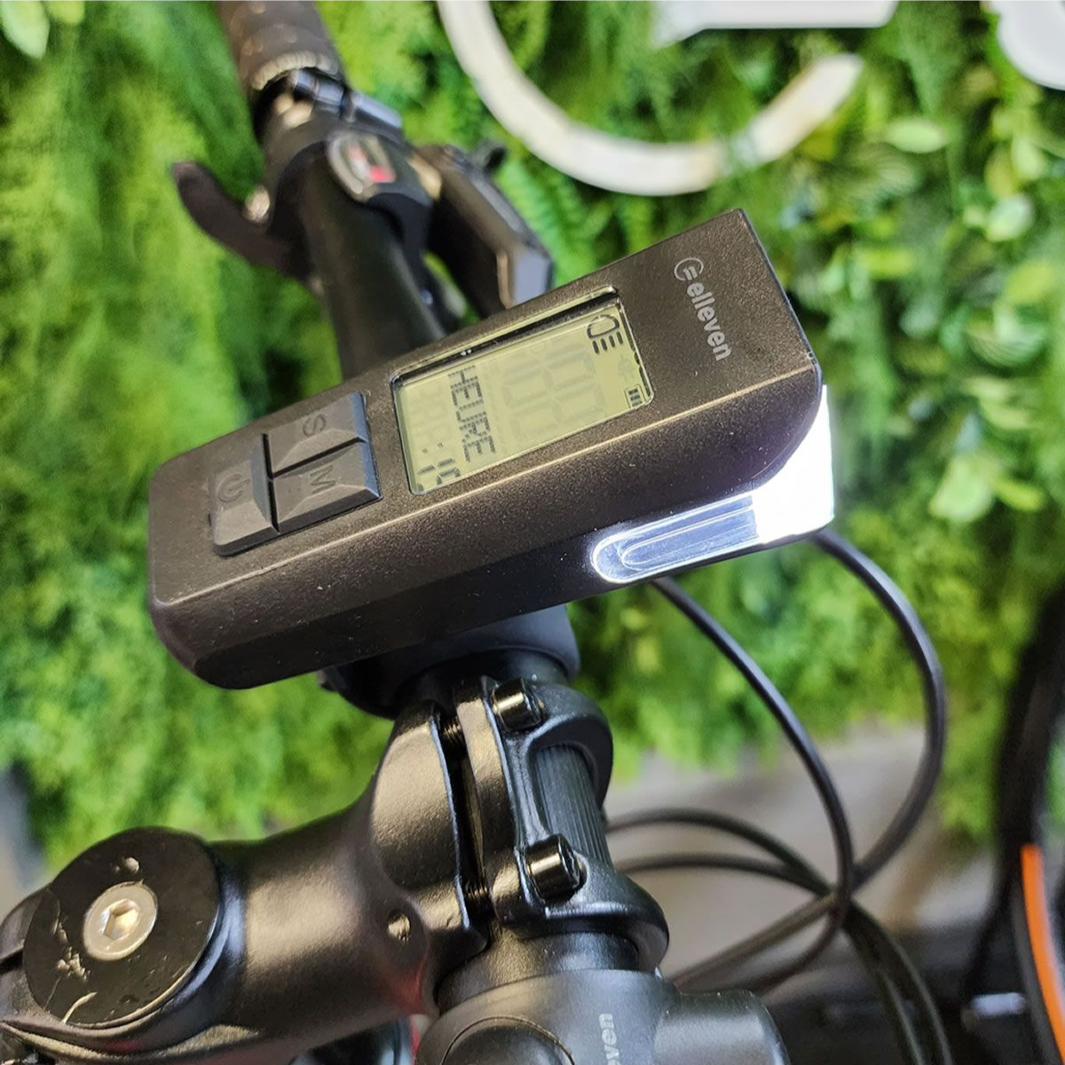 Farol Elleven com ciclocomputador sem fio integrado