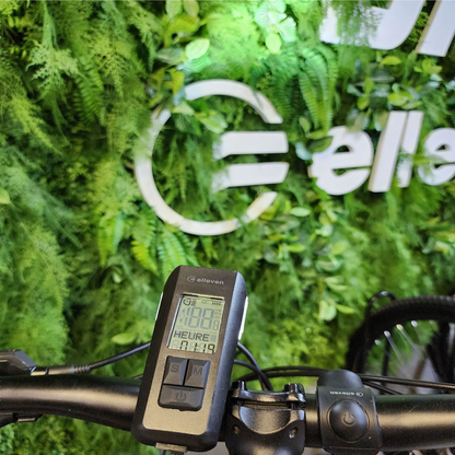 Farol Elleven com ciclocomputador sem fio integrado