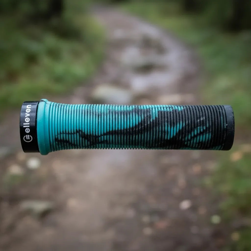 Manopla Mtb Camuflada 130mm Com Trava Preto E Verde Agua